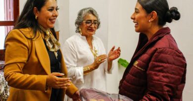 Entrega Tonantzin Fernández uniformes a personal del DIF Municipal