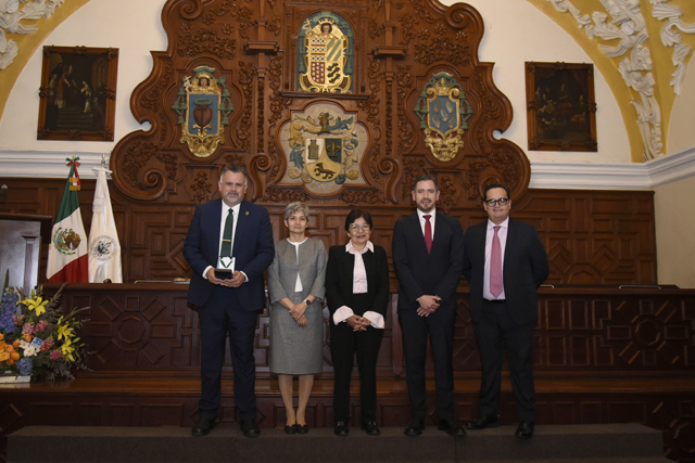 Entrega REDDU en la BUAP presea “Dr. Jorge Carpizo” al Rector de la UABC