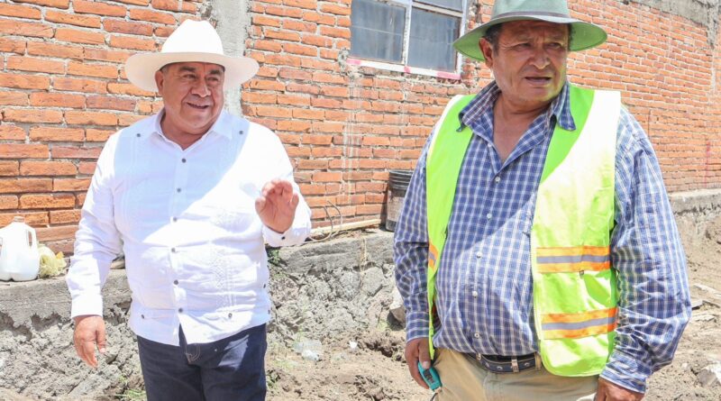 Supervisa Severiano de la Rosa trabajos de mejoramiento en la iglesia del barrio de Santo Ángel