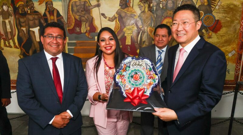Fortalece Tonantzin Fernández lazos culturales con China mediante exposición fotográfica en San Pedro Cholula