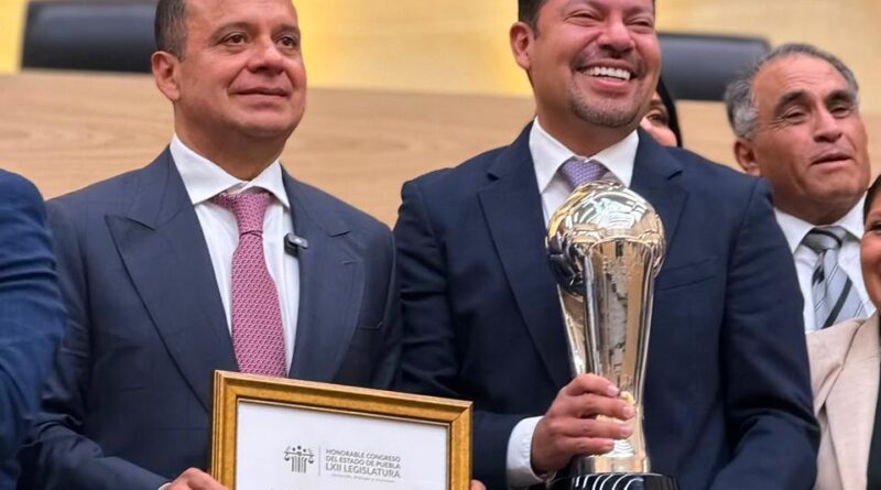 Andrés Villegas lleva la Copa de Campeón al Congreso de Puebla y entrega reconocimiento al presidente de Cruz Azul