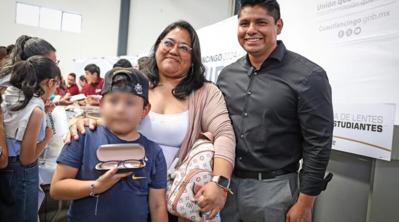 Gobierno de Cuautlancingo entrega lentes a 476 estudiantes