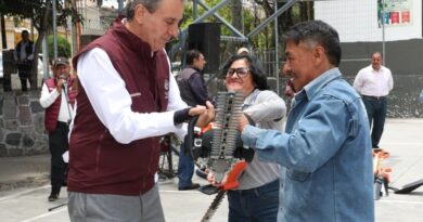 Entrega Pepe Chedraui herramienta a personal de Servicios Públicos para el mantenimiento de la ciudad
