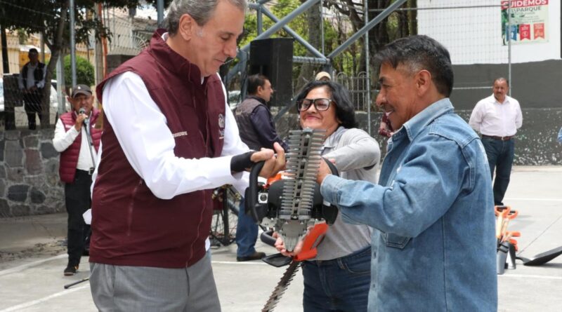 Entrega Pepe Chedraui herramienta a personal de Servicios Públicos para el mantenimiento de la ciudad
