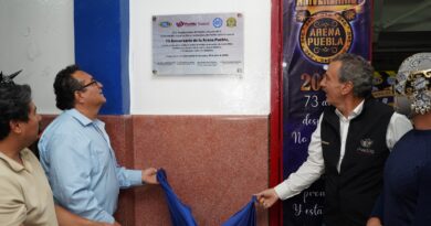 Devela Pepe Chedraui placa conmemorativa por el 73 aniversario de la Arena Puebla