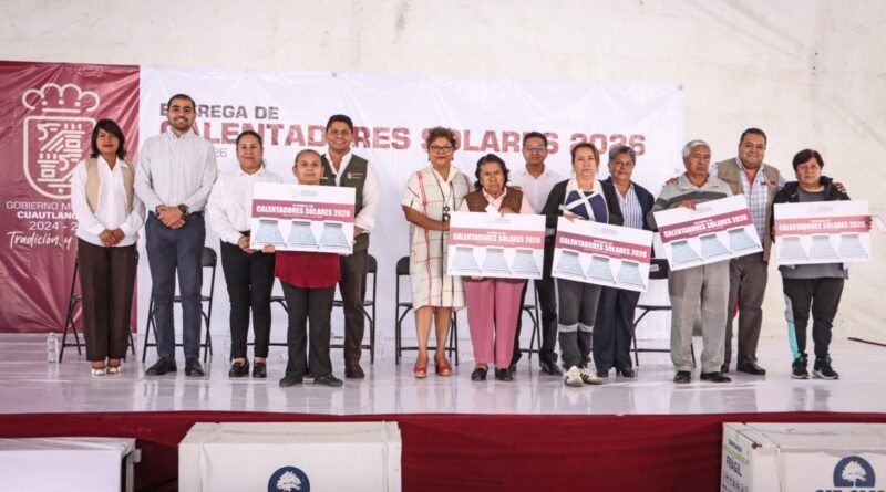 Omar Muñoz entrega 845 calentadores solares más a familias de Cuautlancingo