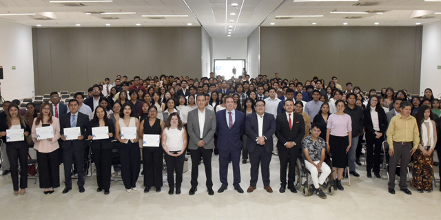 Entregan BUAP y Fundación BBVA reconocimientos a egresados de licenciatura