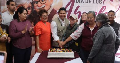 Omar Muñoz y Tere Alfaro celebran a los abuelitos de Chautenco