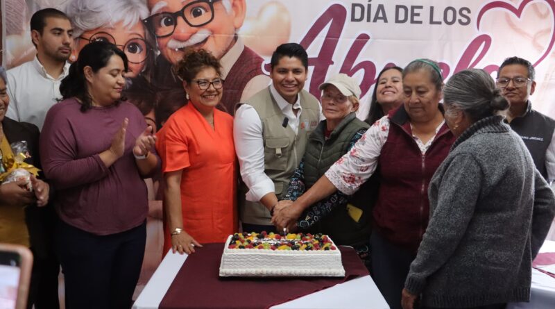 Omar Muñoz y Tere Alfaro celebran a los abuelitos de Chautenco