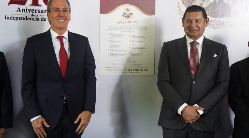 Colocan Alejandro Armenta y Pepe Chedraui Bando Solemne de las Fiestas Patrias 2026 en el Palacio Municipal