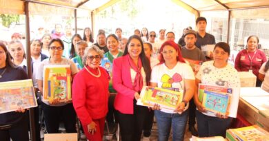 Impulsa Tonantzin Fernández educación de la niñez cholulteca con entrega de libros de texto