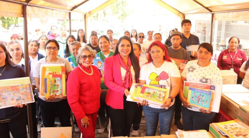 Impulsa Tonantzin Fernández educación de la niñez cholulteca con entrega de libros de texto